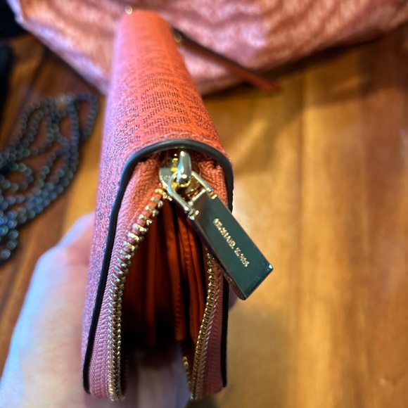 Michael Kors Signature jet set wallet - Picture 4 of 7